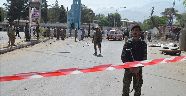Pakistan'da petrol tankeri devrildi:122 ölü
