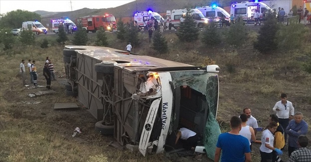Yolcu otobüsü şarampole devrildi