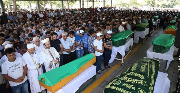 Gaziantep saldırısında hayatını kaybeden 37 kişinin cenazesi defnedildi