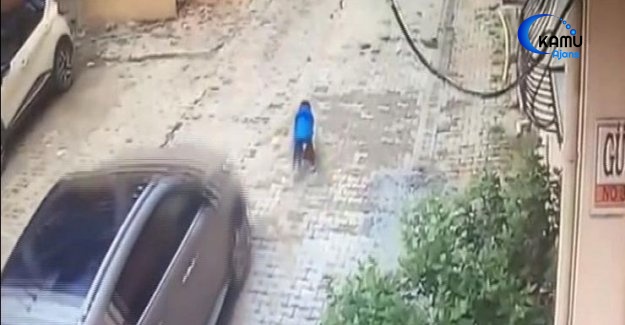 Annesinin Aracının Altında Kalan Küçük Çocuğun Kurtuluşu Kamerada