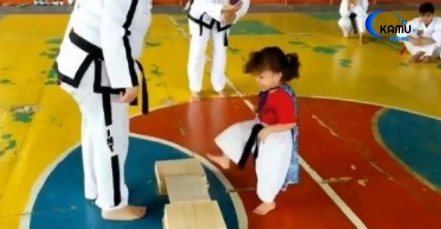 İzleyenleri Kahkahaya Boğan Minik Karateci