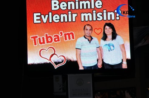 Dev Ekrandan Evlilik Teklifi
