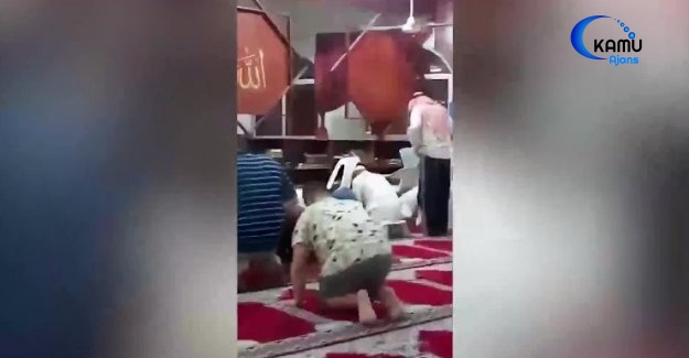 Namaz Kılan Adamın Ayağını Gıdıkladı