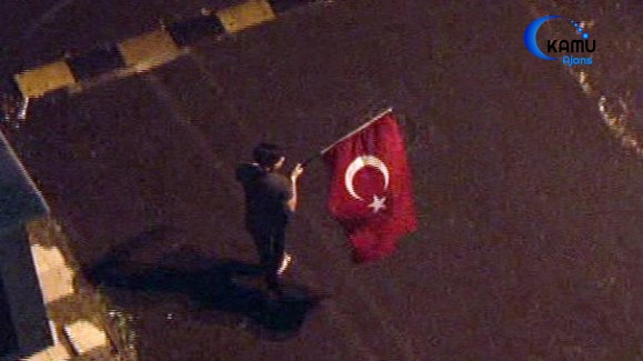 Bayrak Sevgisi Yağmur Çamur Tanımadı