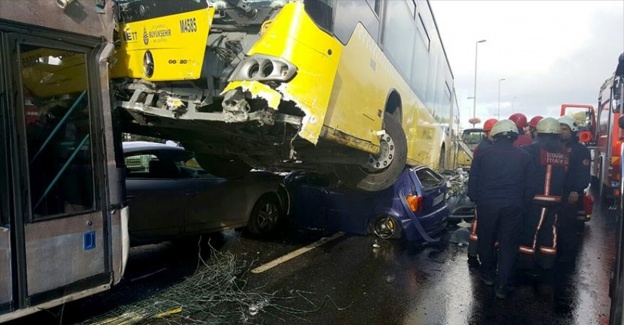 İstanbul'da Metrobüs Yoldan Çıktı