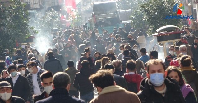 Taksim İstiklal Caddesi’nde Yaşanan Kalabalık Koronaya Davetiye Çıkarıyor