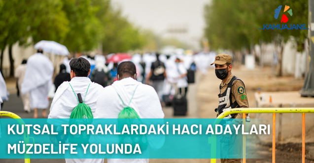 Kutsal Topraklardaki Hacı Adayları Müzdelife Yolunda