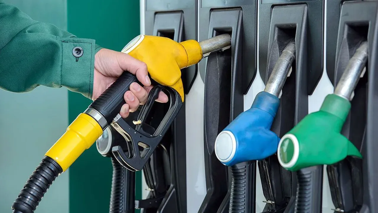 Akaryakıt Fiyatlarını Yükseldi: Motorin 50 TL'yi Aştı, Yeni Zam Kapıda