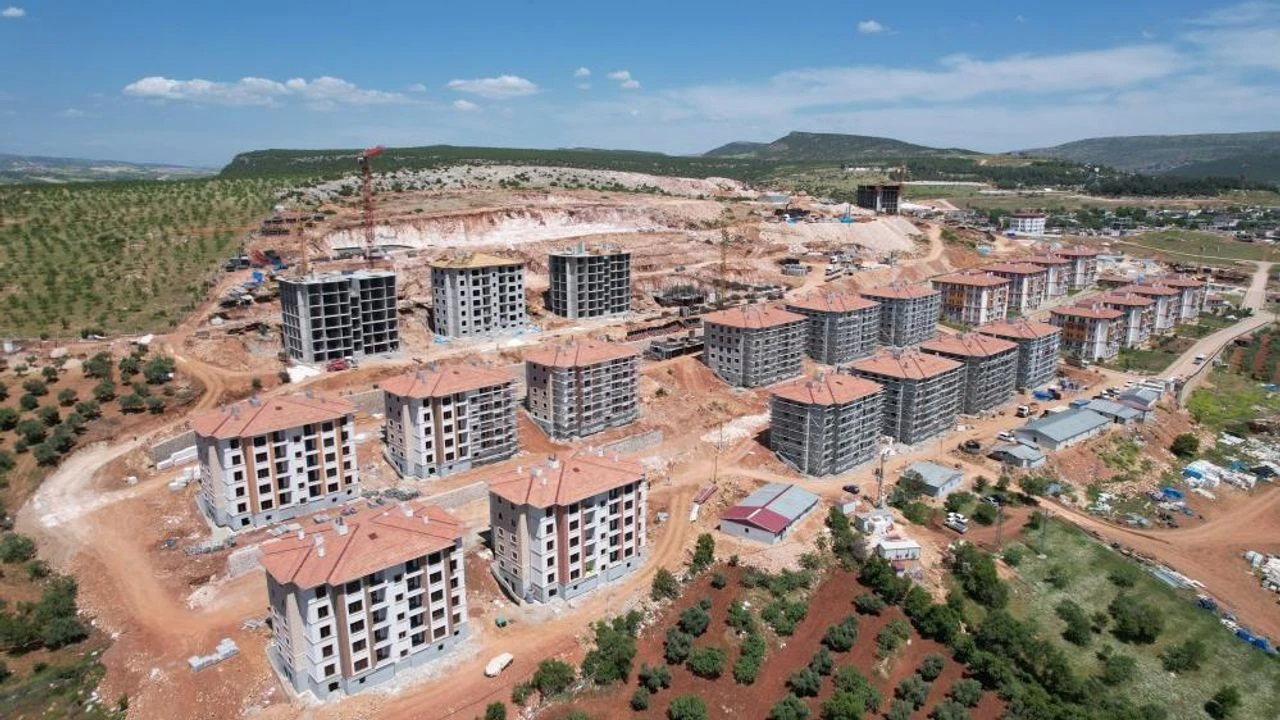 Deprem Bölgesinde Konut Seferberliği: 250 Bin Konut Teslim Edildi, Hedef 450 Bini Aşkın!