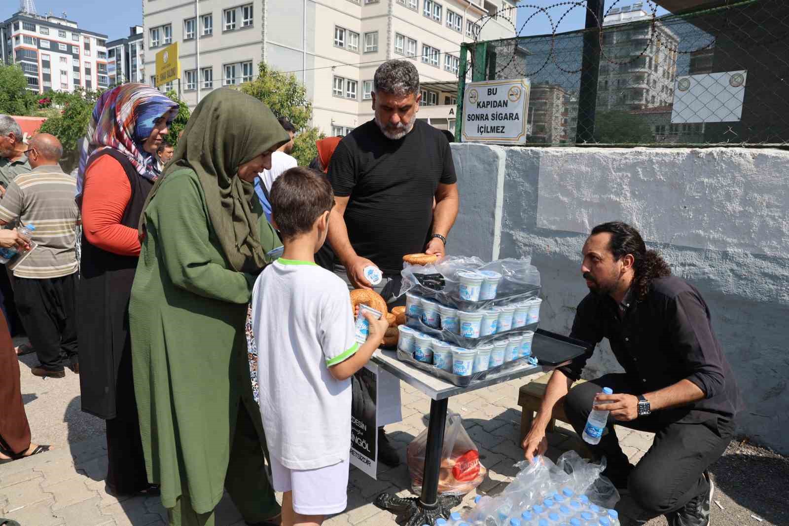 YKS Öncesi Anlamlı İkram: Vefat Eden Mühendis İçin Simit ve Ayran Dağıtıldı