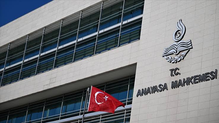 AYM'den Memuriyet Güvencesi: "Hâl ve Hareket" Hükmü İptal!