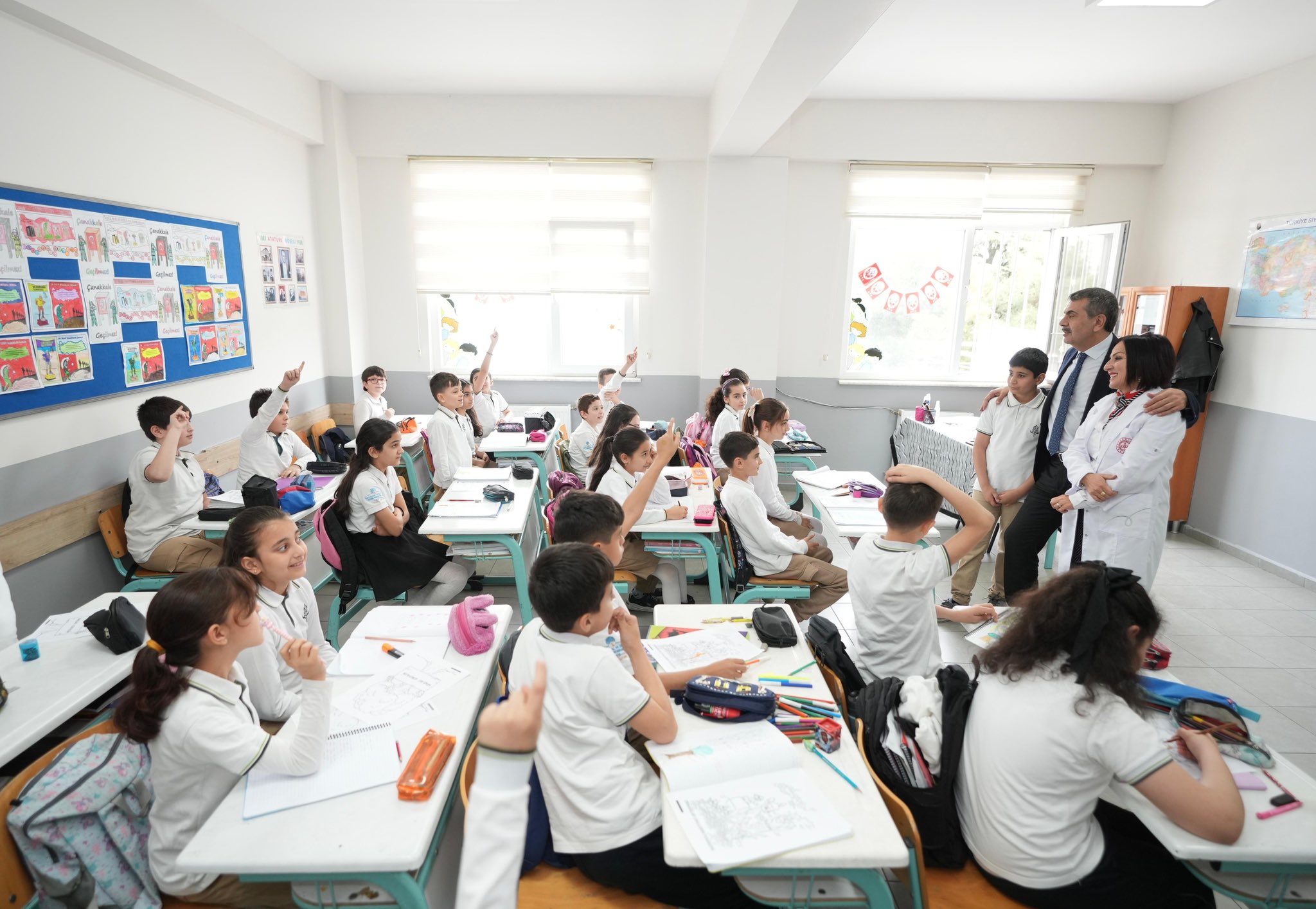Sınıf başkanı sözünü tuttu Bakan Yusuf Tekin okula geldi