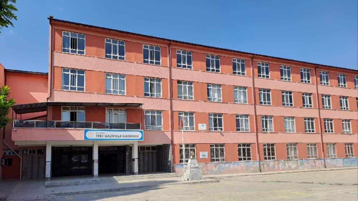 Okul müdürüne veliler sopayla saldırdı