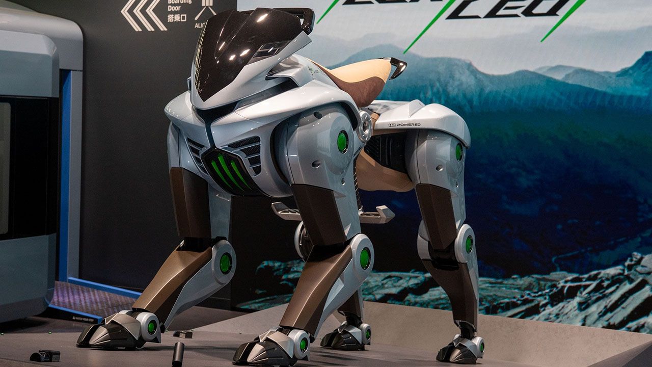 Japonlar insan taşıyan 4 ayaklı robot yaptı, yer yerinden oynadı