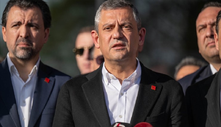 SON DAKİKA: CHP Genel Başkanı Özgür Özel'e Cenaze Töreninde Saldırı