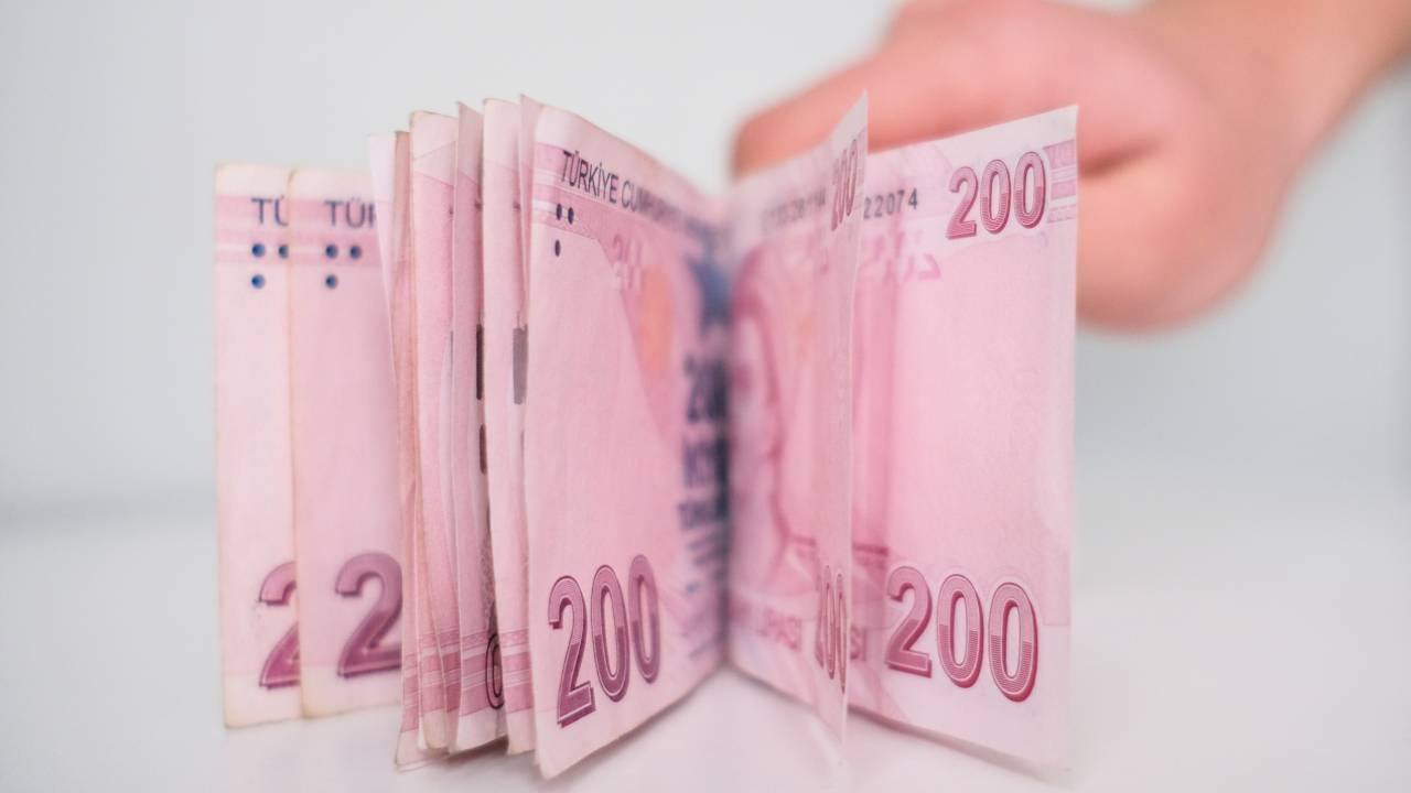Yarın Açıklanıyor: Memur Maaşları Çift Haneli Zamma mı Koşuyor?