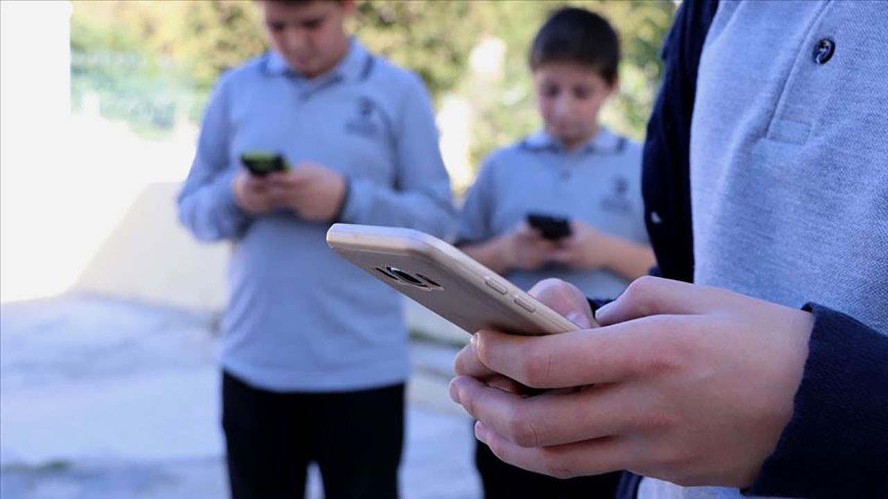 Yanlış Bilinen Uygulama; Öğrencilerin Sınıfta Telefon Bulundurması Yasak Değil