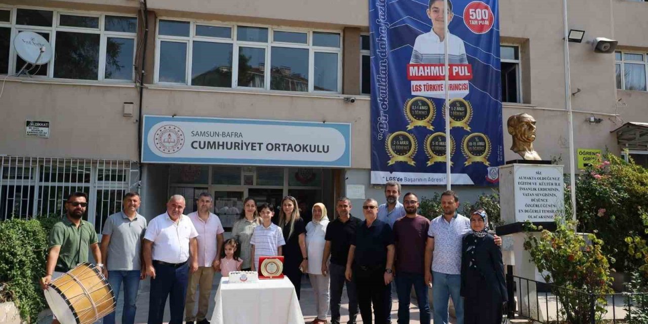 LGS Türkiye Birincisine Plaket ve Altın Ödülü