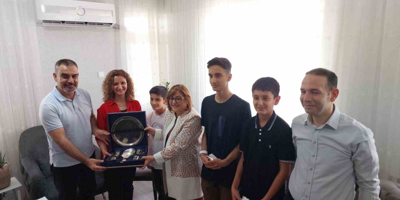 Öğretmen Ailenin Şampiyon Çocuklarını Fatma Şahin Tebrik Etti