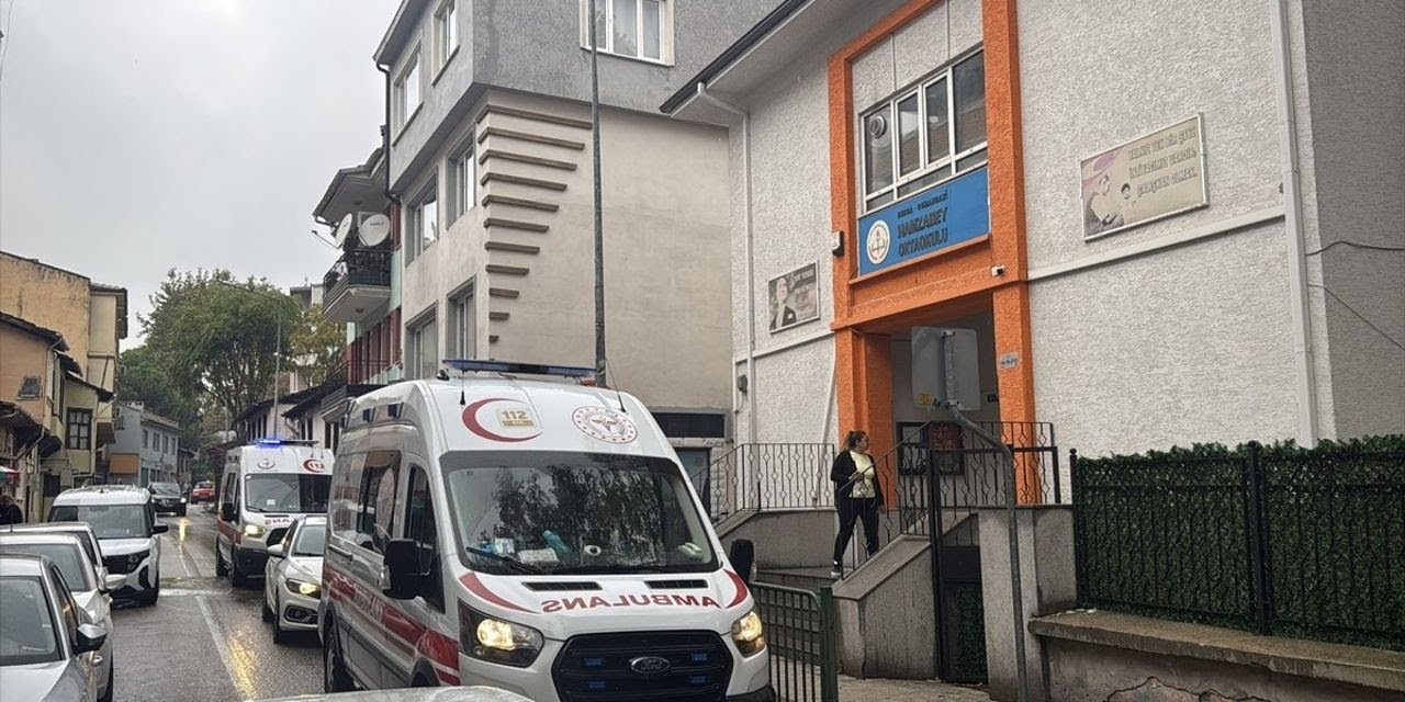 Ortaokulda 6 Öğrenci Zehirlenme Şüphesiyle Hastaneye Kaldırıldı