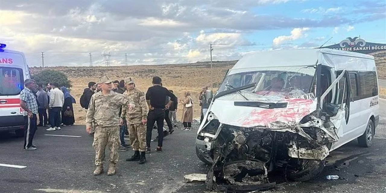 Okul Servisi ve Tır Çarpıştı: 14 Öğrenci Yaralandı