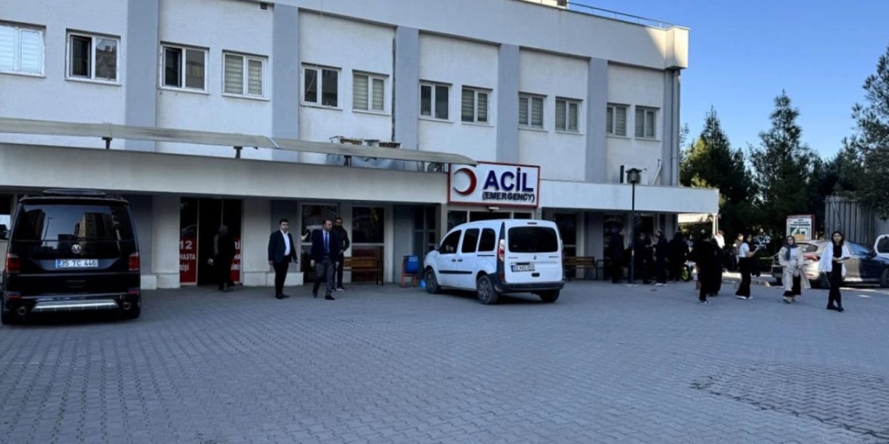 Okulda 13 Öğrenci Yedikleri Yemekten Sonra Fenalaşarak Hastaneye Kaldırıldı