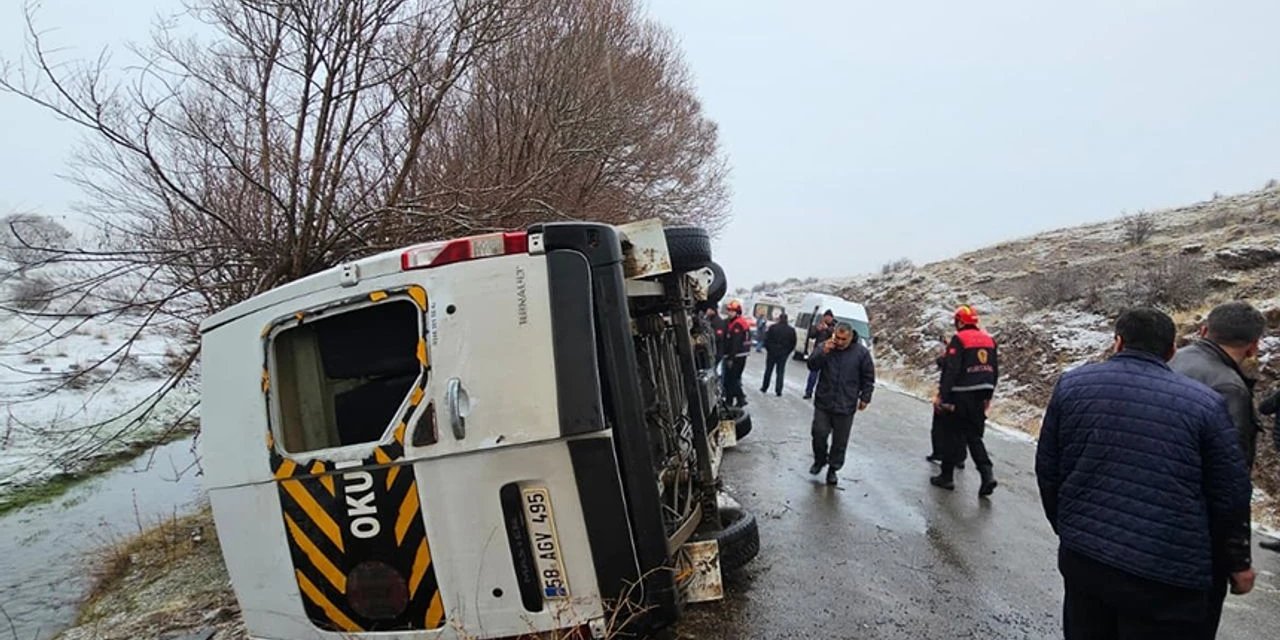 Sivas'ta Öğrenci Servisi Devrildi 15 Öğrenci Yaralandı