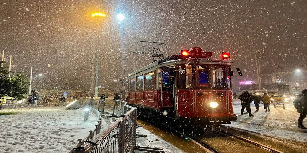 Son Dakika! İstanbul'a Lapa Lapa Kar Yağıyor, Okullar Tatil Edilir Mi?