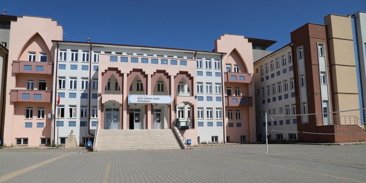 Kahreden Olay! Okulun Camından Düşen Öğrenci Hayatını Kaybetti