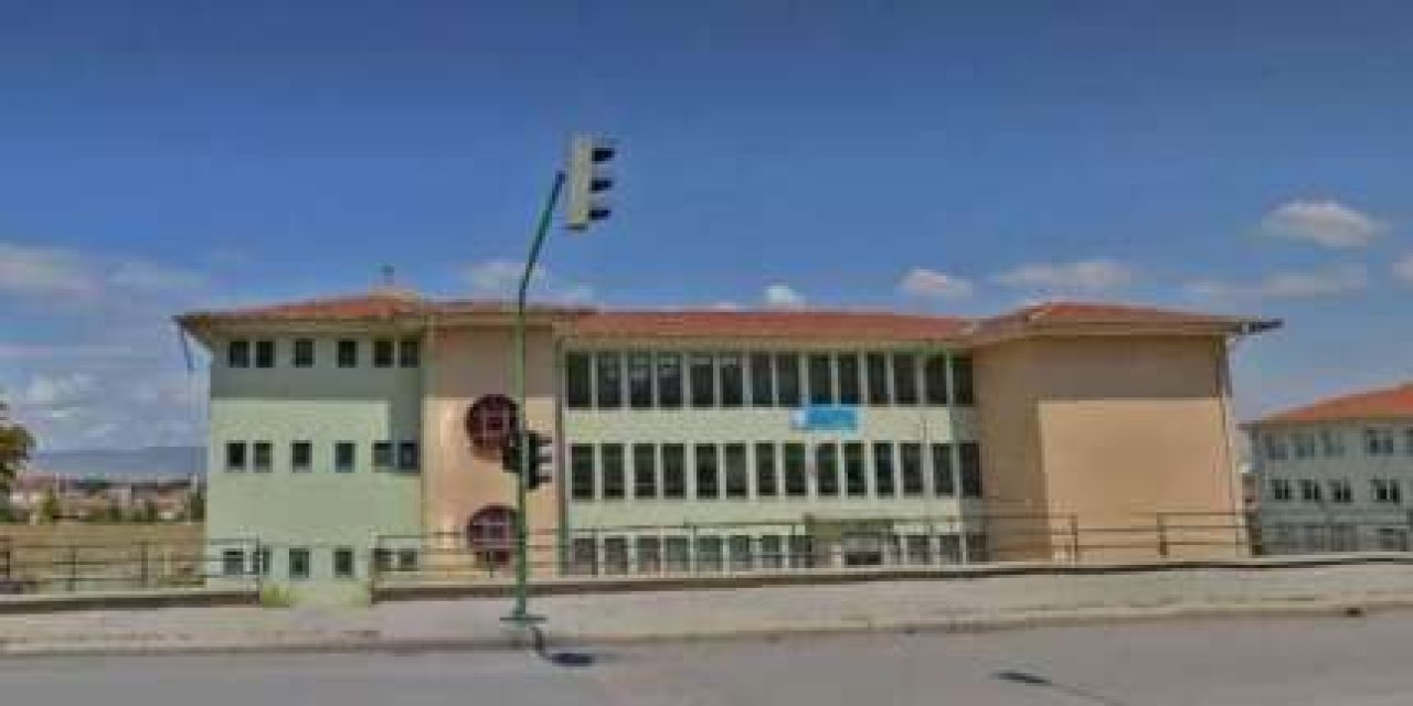 Erkek Öğretmenden Kadın Öğretmenlere 'Hıyar-Muz' Öğrencilere 'Cinsel İçerikli Video'