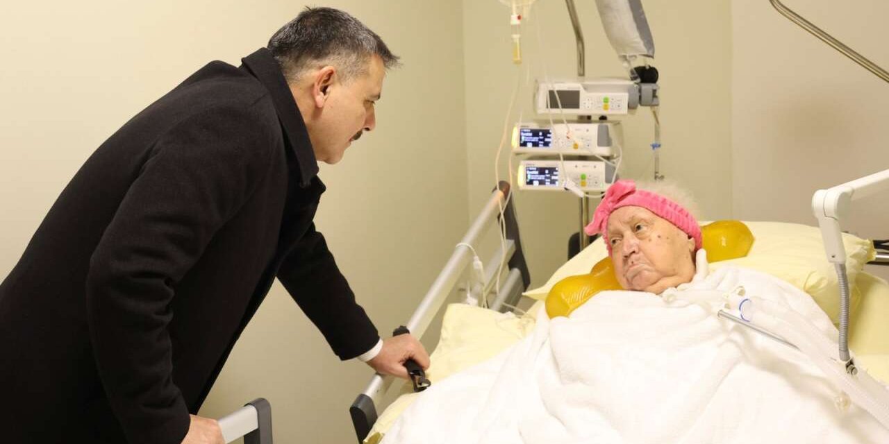 Bakan Çiftçi’den Vefa Dolu Ziyaret: Hasta Yatağındaki Öğretmenini Yalnız Bırakmadı!