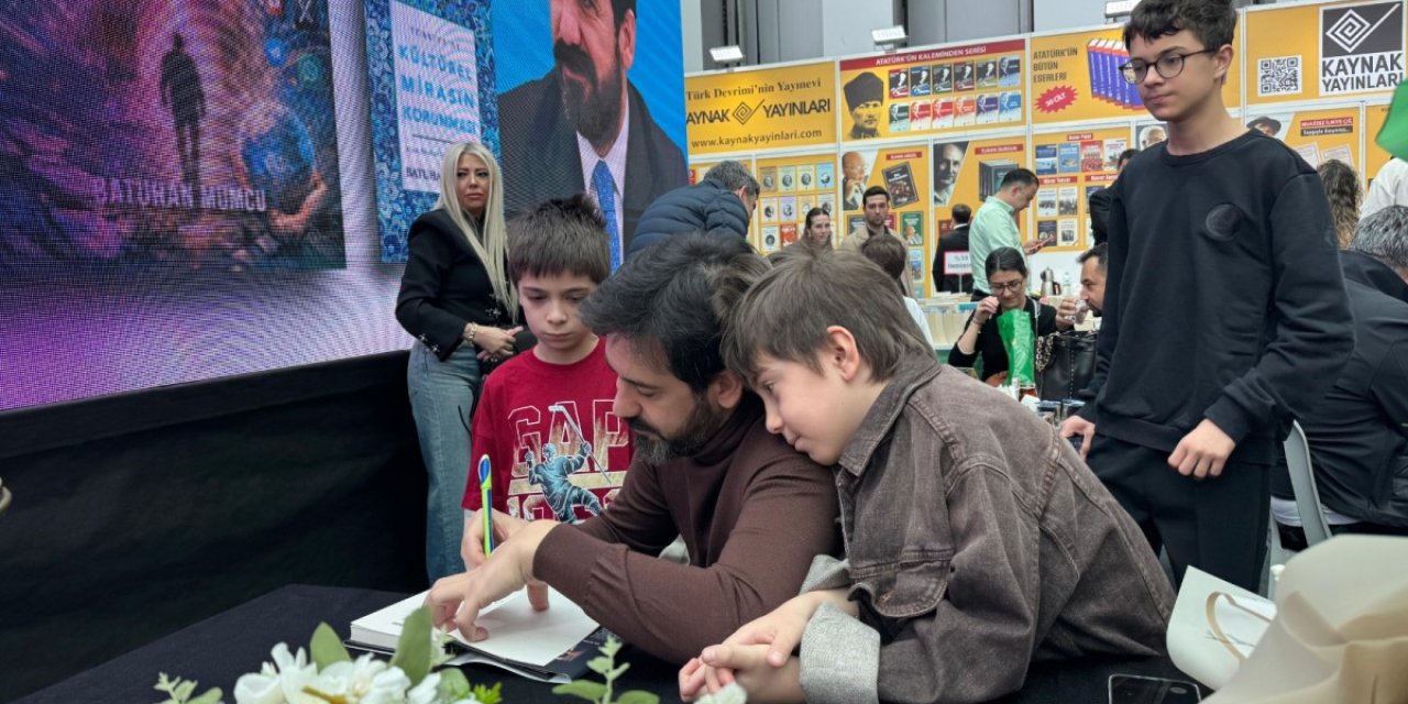 Bakan Yardımcısı Dr. Batuhan Mumcu'nun İmza Gününe Vatandaşlar Yoğun İlgi Gösterdi