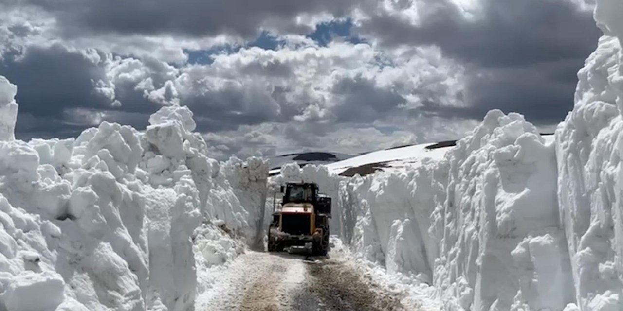 Kar Bir Köyü Resmen Yuttu; Tam Dört Metre yağdı
