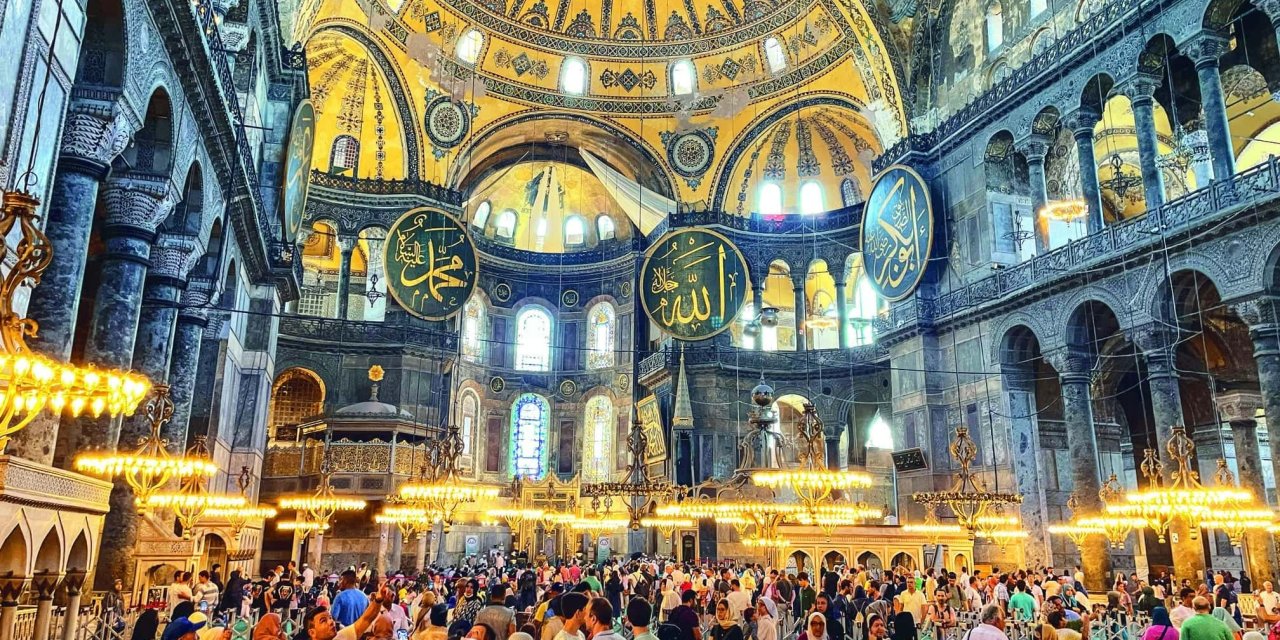 Ayasofya'da Bayraklı Provokasyon; İki Kişi Cezaevine Gönderildi