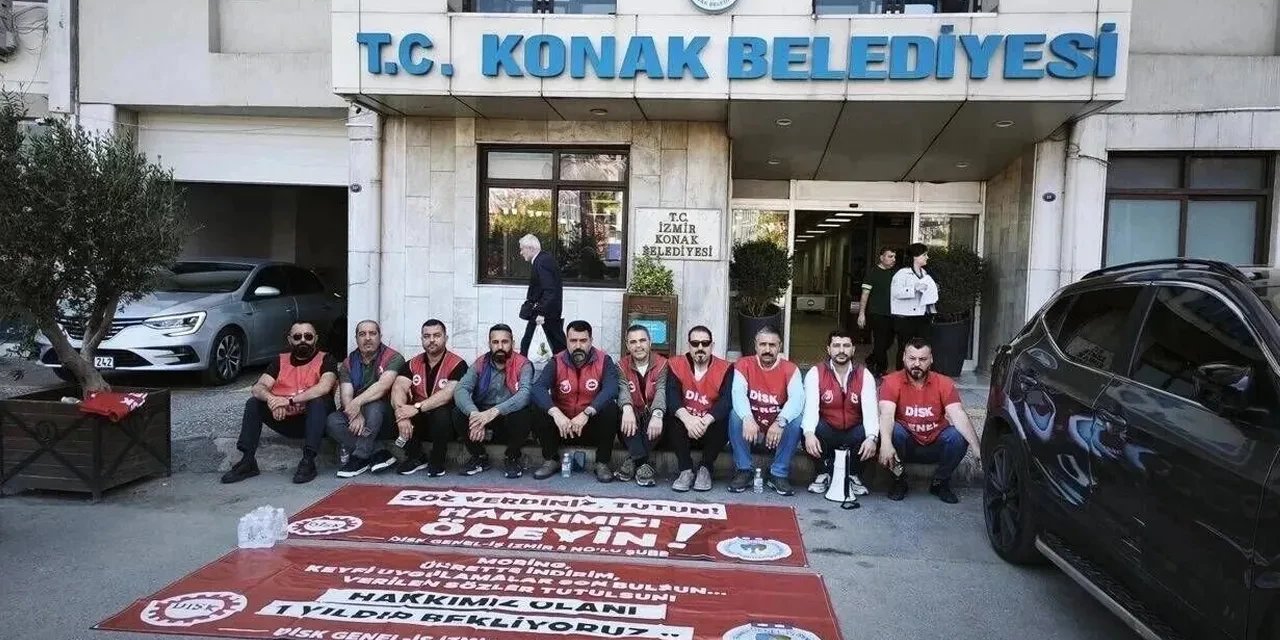İzmir'de 15 Aydır Haklarını Alamayan Belediye İşçileri Oturma Eylemi Başlattı