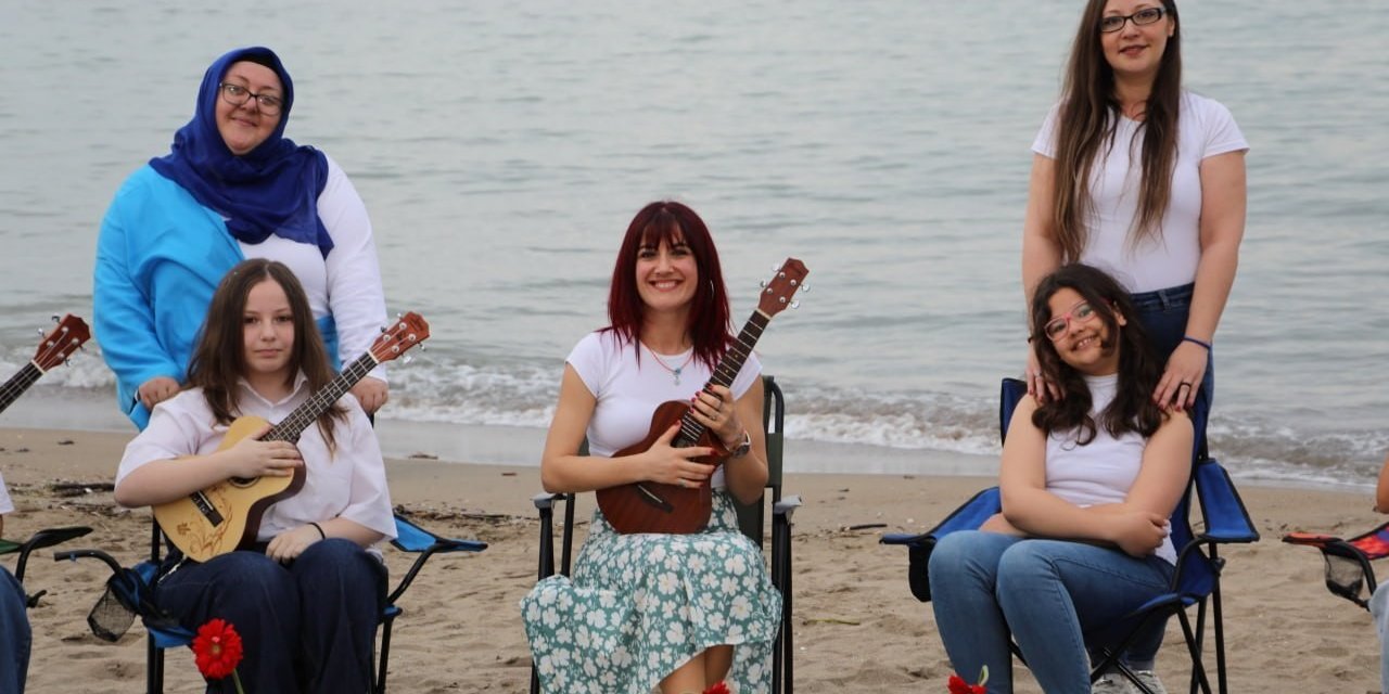 Anneler Günü İçin Müzik Öğretmeni Annelerden ve Öğrencilerden Oluşan Koro Kurdu, İzleyenler Hayran Kaldı