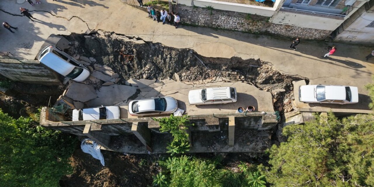Hatay'da Sağanak Yağış Can Aldı: Ev ve Yol Çöktü, İki Kişi Öldü