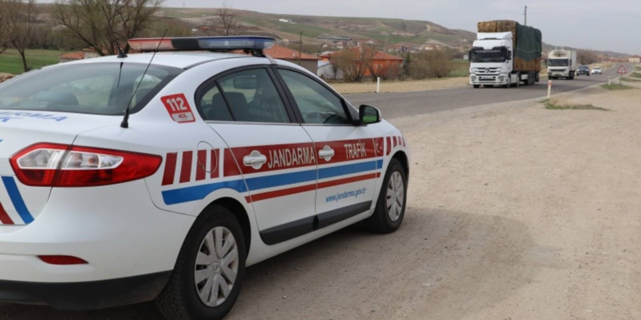 Jandarmadan Magandaya Geçit Yok: Otoyolda Dehşet Saçan Sürücüye Rekor Ceza!