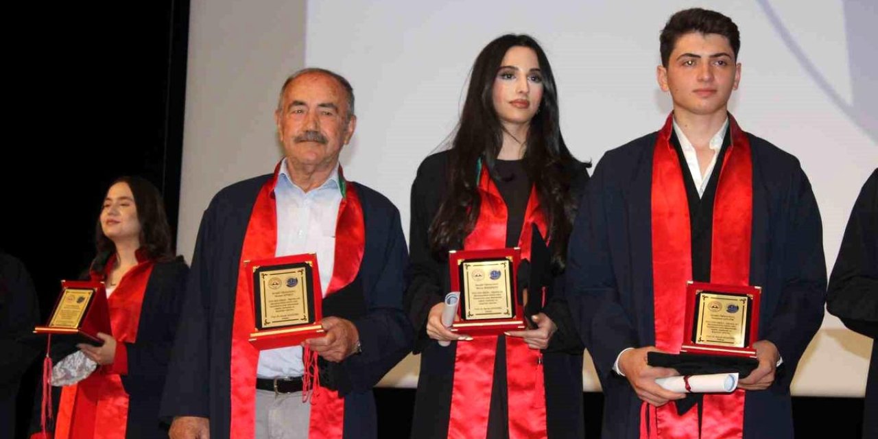 Emekli Öğretmen 79 Yaşında Hukuk Fakültesinden Mezun Oldu