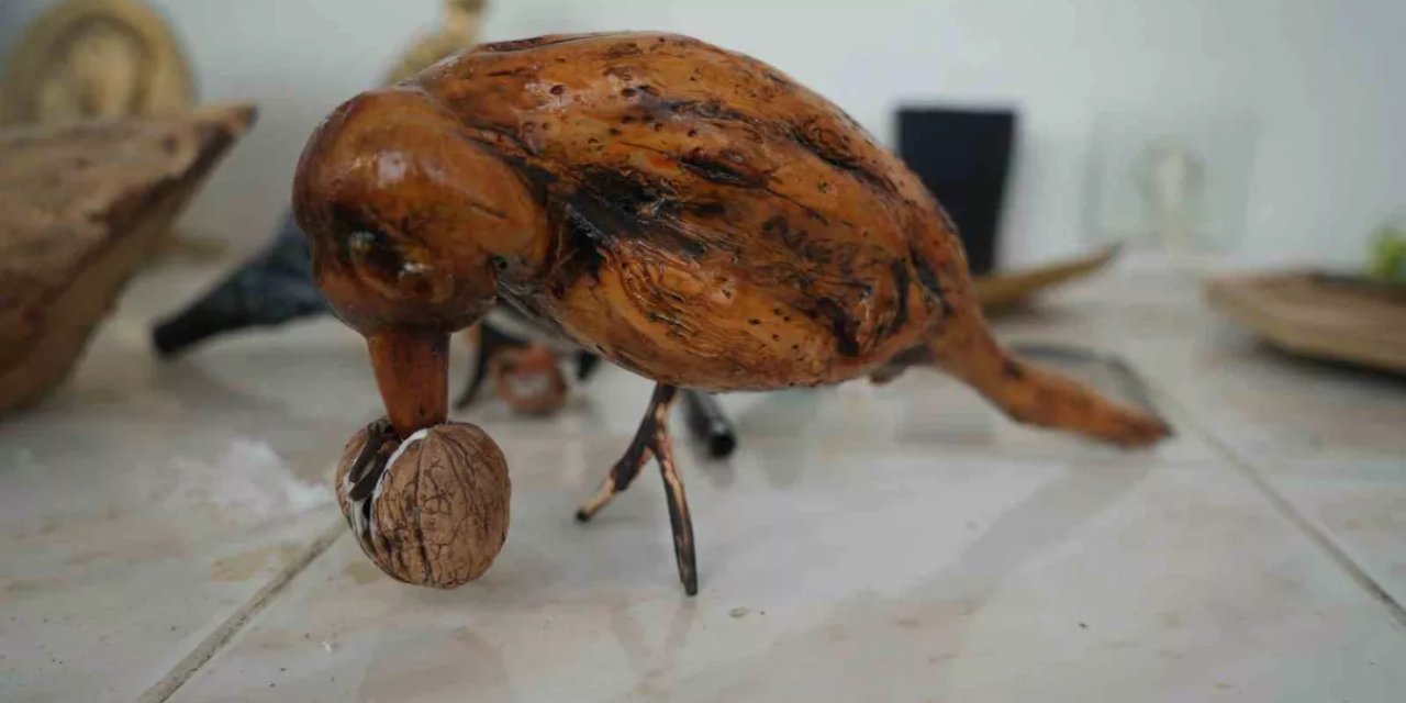 Emekli öğretmen, atıkları sanat eserine dönüştürüyor