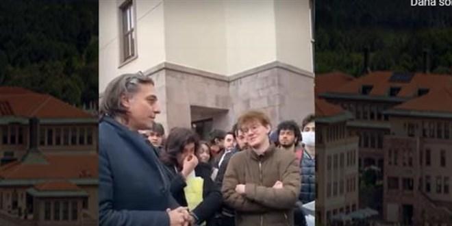 Dekan öğrencinin üzerine yürüdü