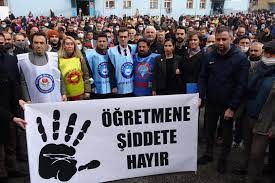 Öğretmen, öğrencisini veli şiddetinden korurken dövüldü