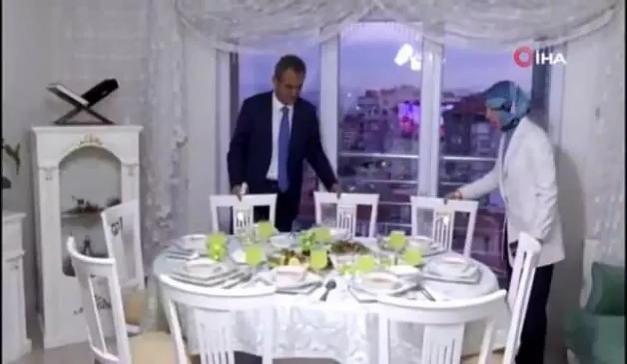 Milli Eğitim Bakanı Özer ve eşi, öğretmen çiftin iftar sofrasına konuk oldu