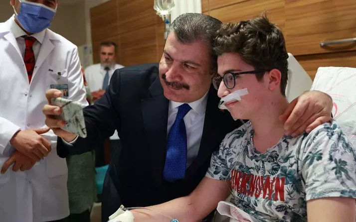 Bakan Fahrettin Koca müjdeyi verdi! Kendisi çoktan kuralları kaldırdı