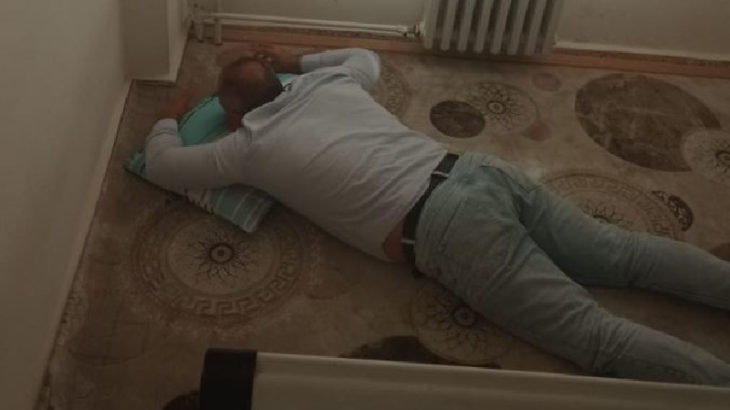 Okul Müdürü Mescitte Uyurken Fotoğraflandı, Fotoğrafı Çekenler Hakkında Soruşturma Açıldı
