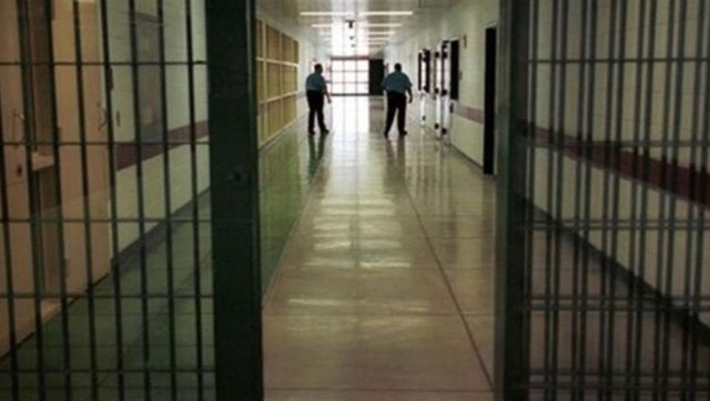 Okulun kalorifer peteklerini satan öğretmen tutuklandı