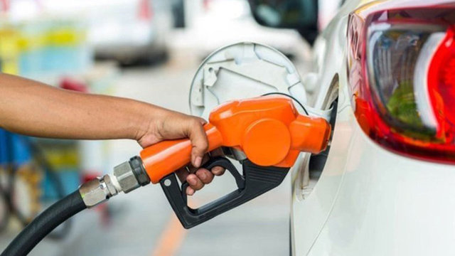 Akaryakıta çifte zam! Benzin 24 lirayı, motorin ise 23 lirayı aştı