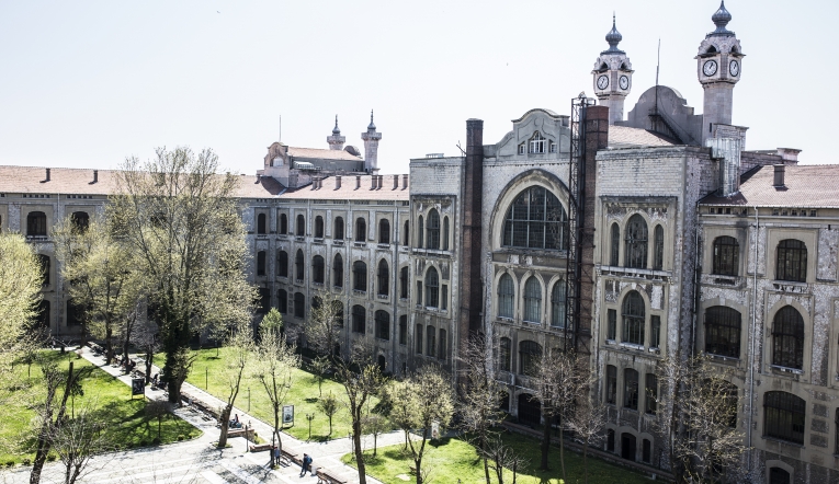 Marmara Üniversitesi'nin bütçesi öğrencilerini mezun etmeye yetmedi