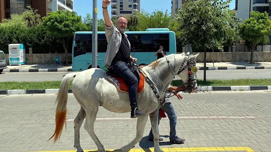 Zamları protesto eden öğretmen, okula at ile geldi!