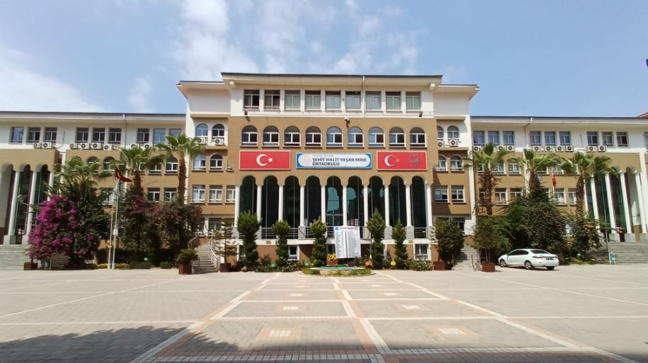 Vatandaşlar okulda olanlara tepkili: O sarmaşıklar Atatürk büstü görünmesin diye mi dikildi?